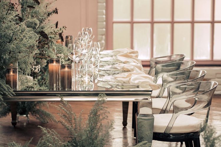Дымчатая сервировка за прямоугольным  зеркальным столом