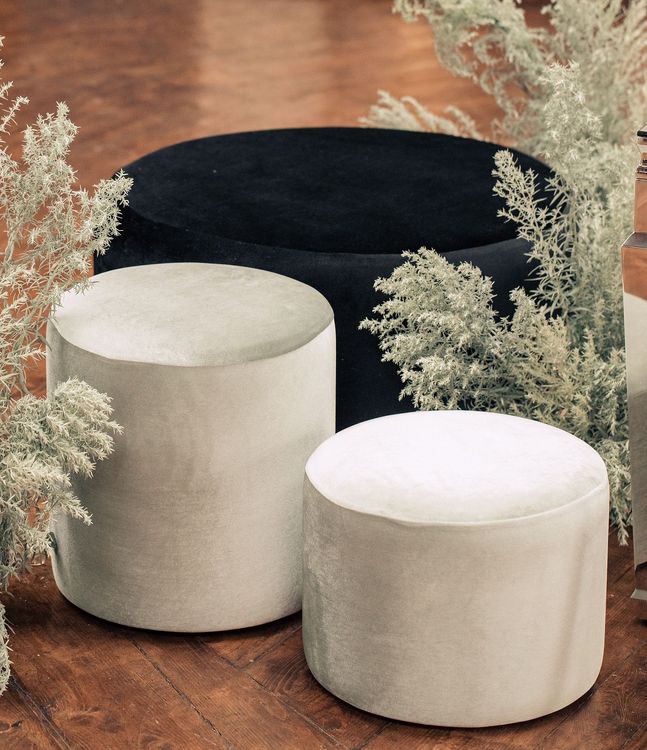 Дымчатая сервировка за прямоугольным  зеркальным столом