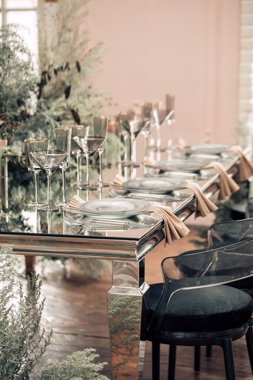 Дымчатая сервировка за прямоугольным  зеркальным столом