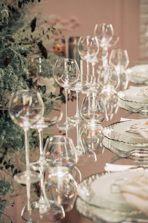 Дымчатая сервировка за прямоугольным  зеркальным столом