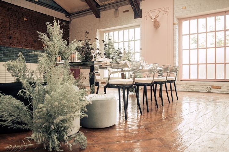 Дымчатая сервировка за прямоугольным  зеркальным столом