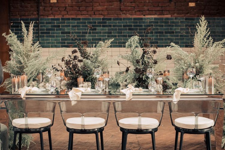 Дымчатая сервировка за прямоугольным  зеркальным столом