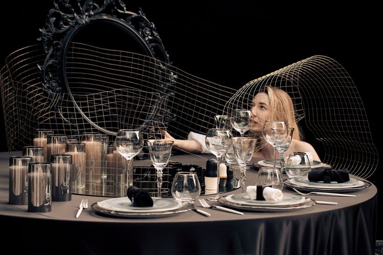 Дымчатый сет за круглым столом