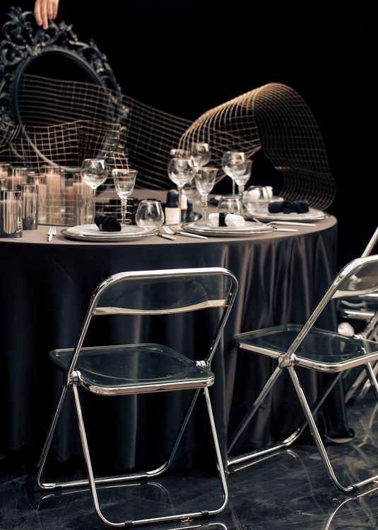 Дымчатый сет за круглым столом