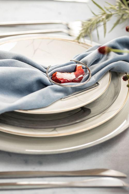 Эвкалиптовый сет за прямоугольным столом