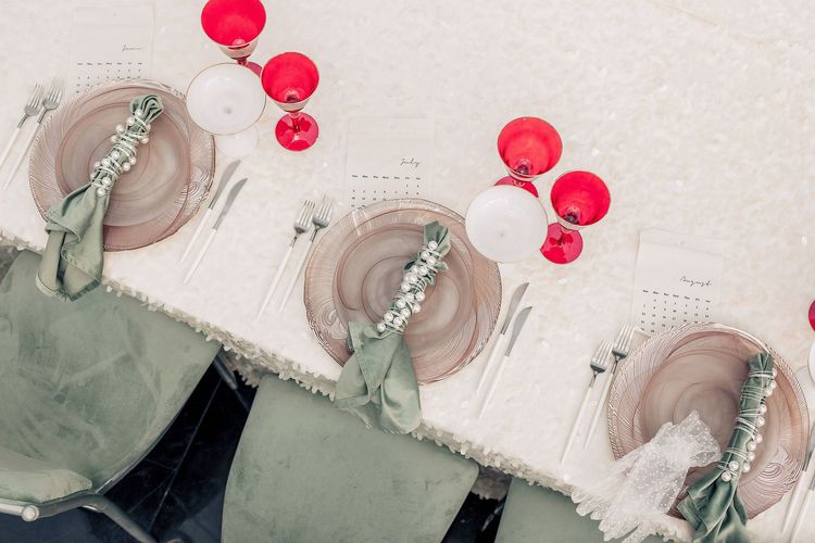 Фисташково-красный сет за прямоугольным столом