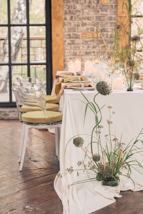 Горчичные и бежевые акценты за прямоугольным столом