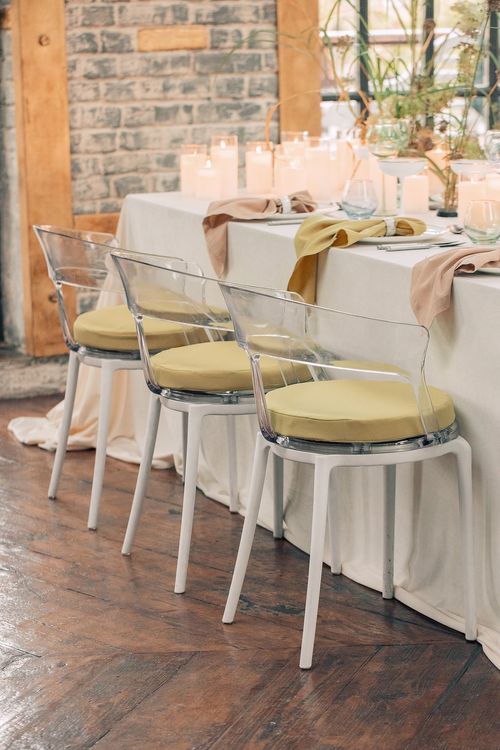 Горчичные и бежевые акценты за прямоугольным столом