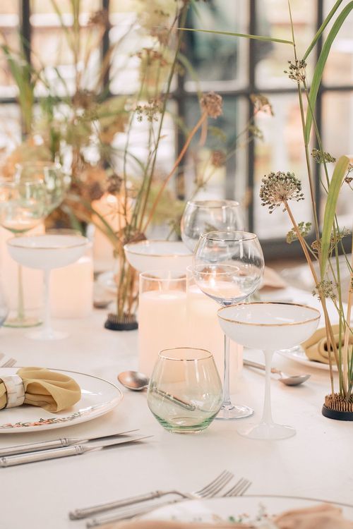 Горчичные и бежевые акценты за прямоугольным столом