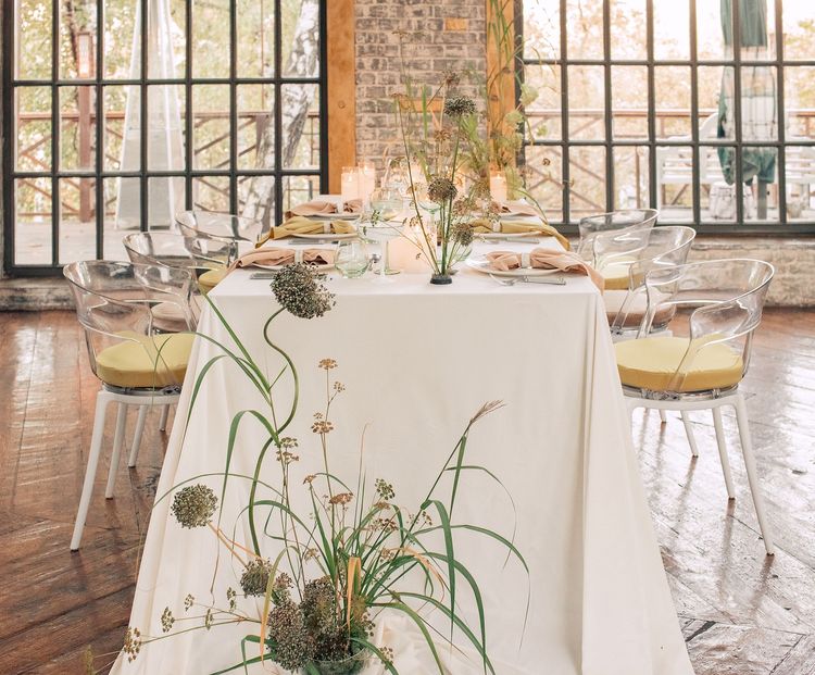 Горчичные и бежевые акценты за прямоугольным столом