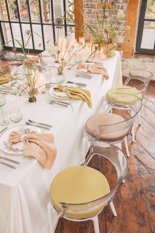 Горчичные и бежевые акценты за прямоугольным столом