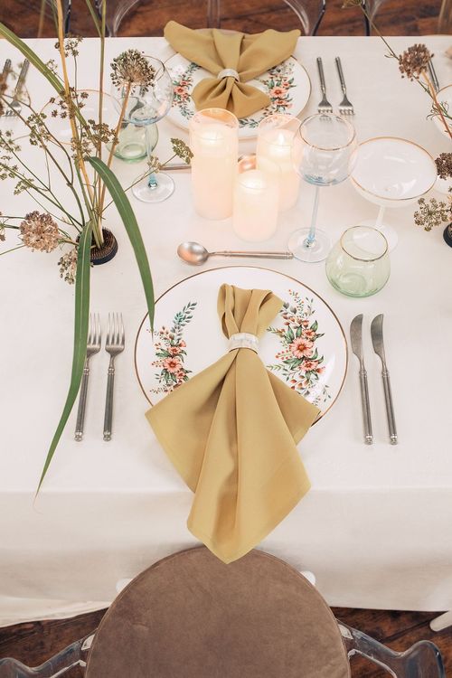 Горчичные и бежевые акценты за прямоугольным столом