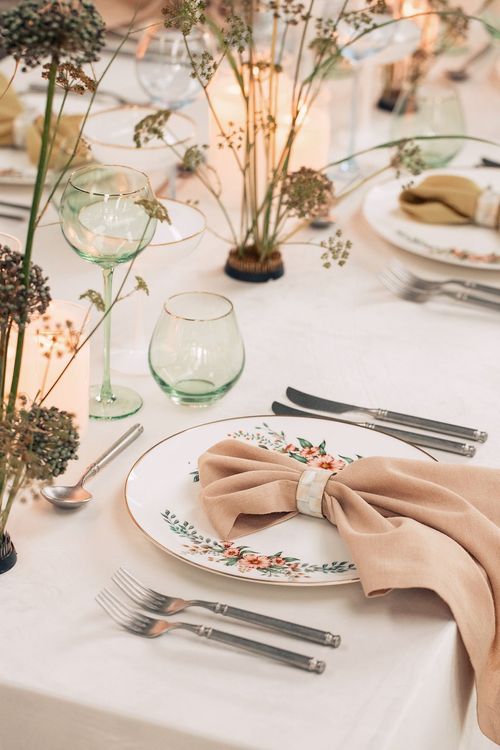 Горчичные и бежевые акценты за прямоугольным столом