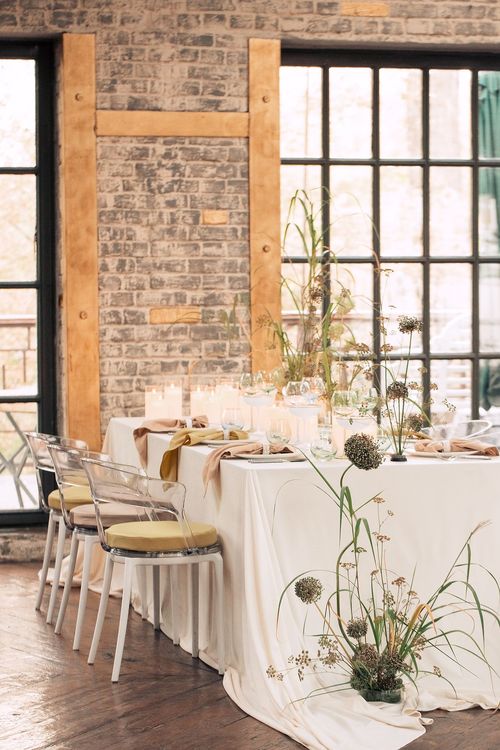 Горчичные и бежевые акценты за прямоугольным столом