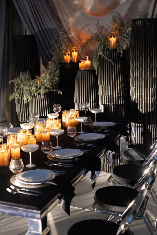 Графичный сет за прямоугольным столом