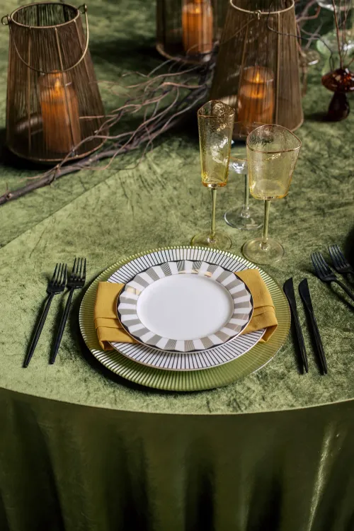 Королевский зеленый бархатный сет за круглым столом