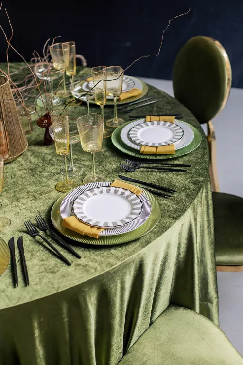 Королевский зеленый бархатный сет за круглым столом