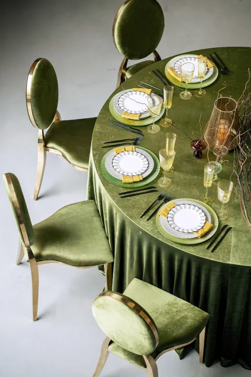 Королевский зеленый бархатный сет за круглым столом