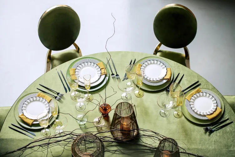 Королевский зеленый бархатный сет за круглым столом