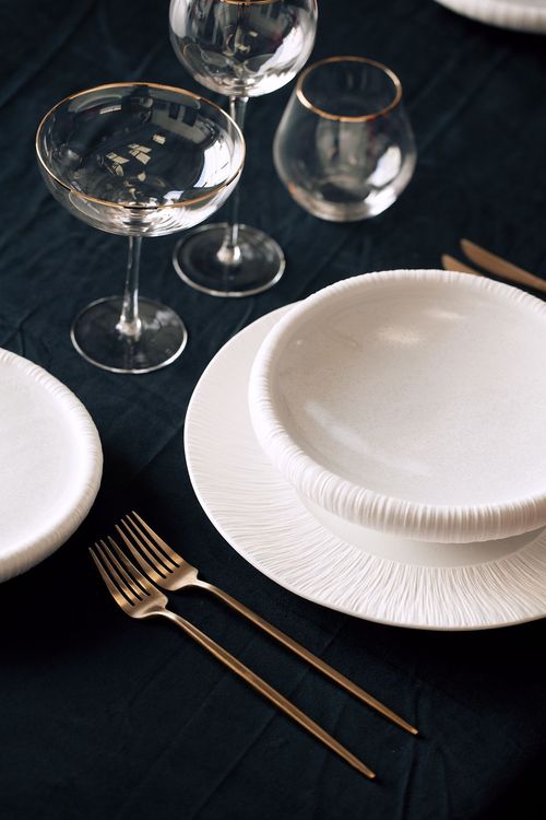 Красно-черный сет за прямоугольным столом