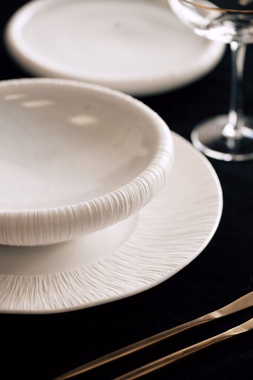 Красно-черный сет за прямоугольным столом