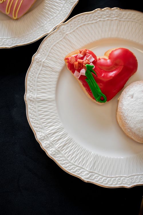 Красно-черный сет за прямоугольным столом