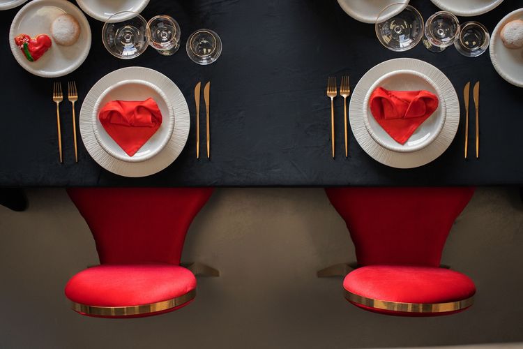 Красно-черный сет за прямоугольным столом