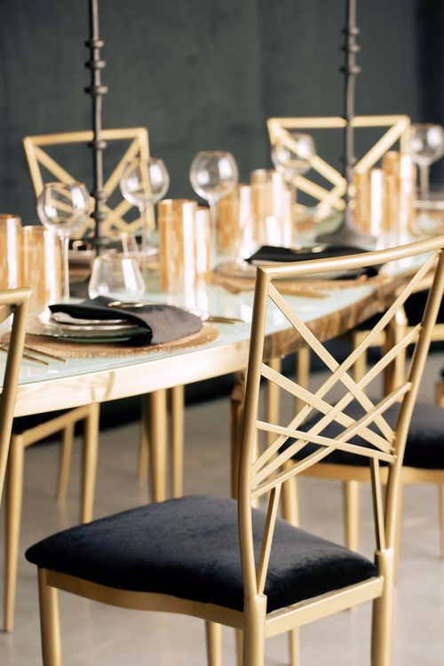 Красно-черный сет за столом-волна