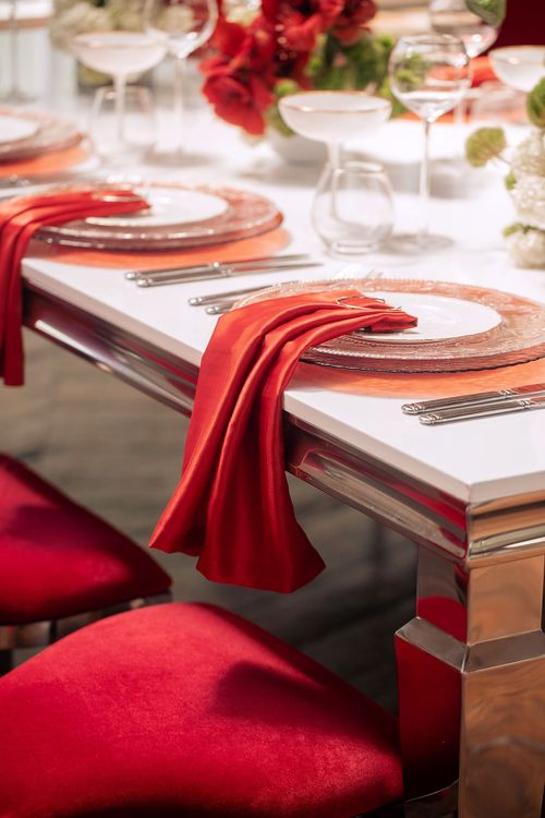 Красный сет за прямоугольным столом