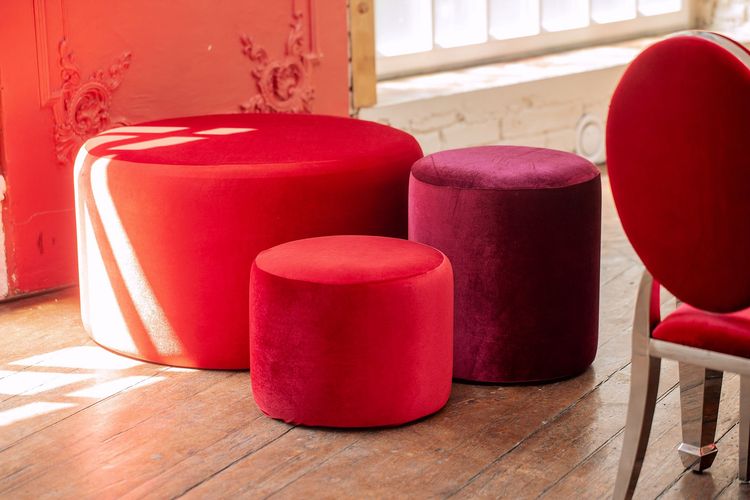 Красный сет за прямоугольным столом