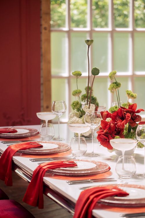 Красный сет за прямоугольным столом