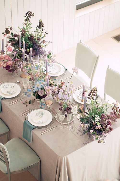 Лавандовые оттенки за прямоугольным столом