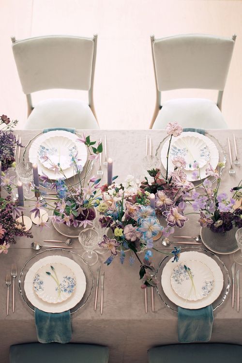 Лавандовые оттенки за прямоугольным столом