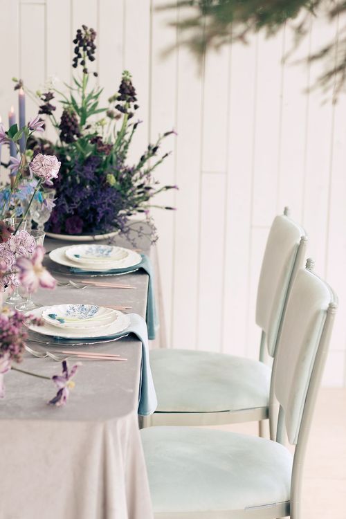 Лавандовые оттенки за прямоугольным столом