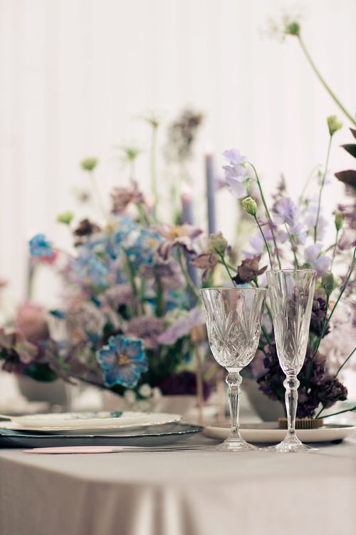 Лавандовые оттенки за прямоугольным столом