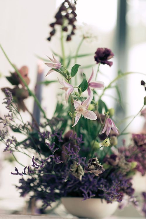 Лавандовые оттенки за прямоугольным столом