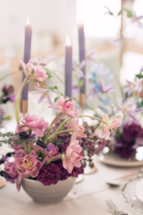 Лавандовые оттенки за прямоугольным столом