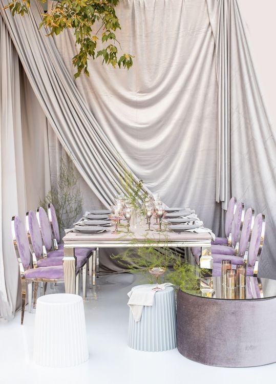 Лиловый сет за прямоугольным столом
