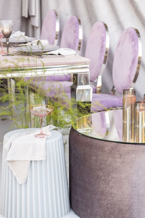 Лиловый сет за прямоугольным столом