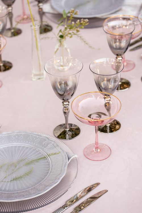 Лиловый сет за прямоугольным столом