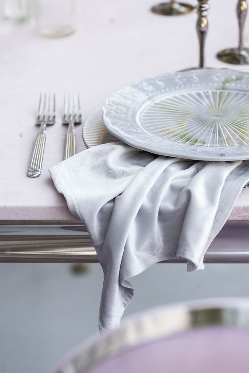 Лиловый сет за прямоугольным столом