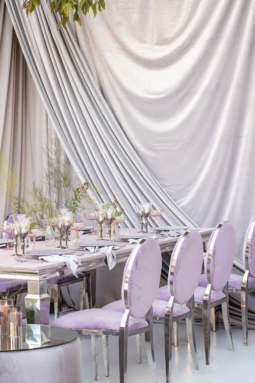Лиловый сет за прямоугольным столом