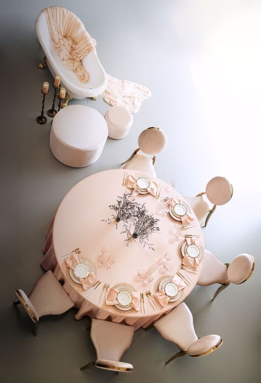 Нежно-розовый сет за круглым столом