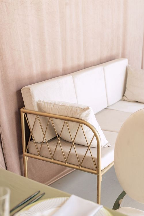 Нежно-зеленый сет за прямоугольным столом