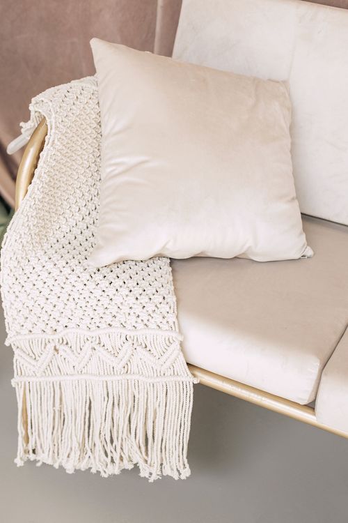 Нежно-зеленый сет за прямоугольным столом