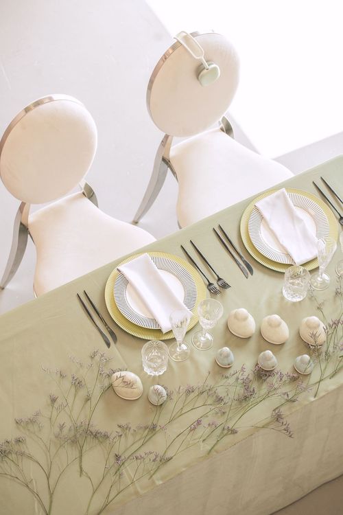 Нежно-зеленый сет за прямоугольным столом