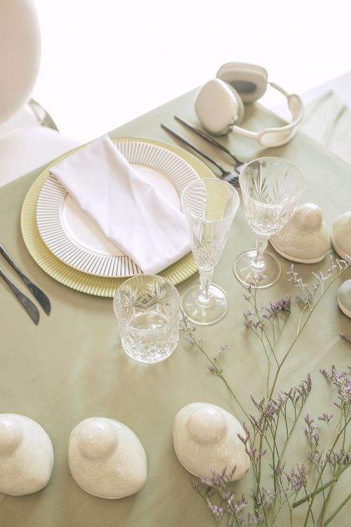 Нежно-зеленый сет за прямоугольным столом