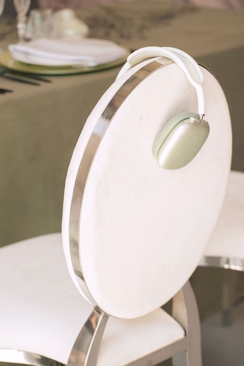 Нежно-зеленый сет за прямоугольным столом