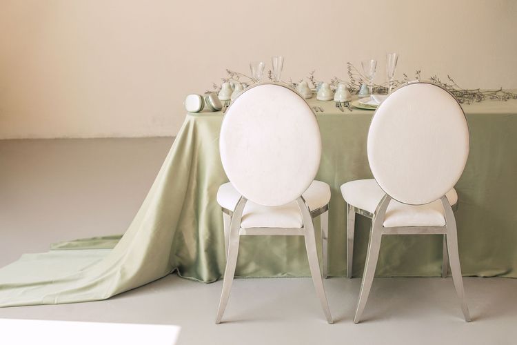 Нежно-зеленый сет за прямоугольным столом