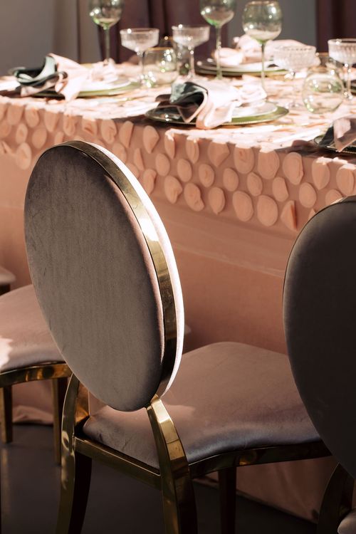 Нюдовый сет за прямоугольным столом